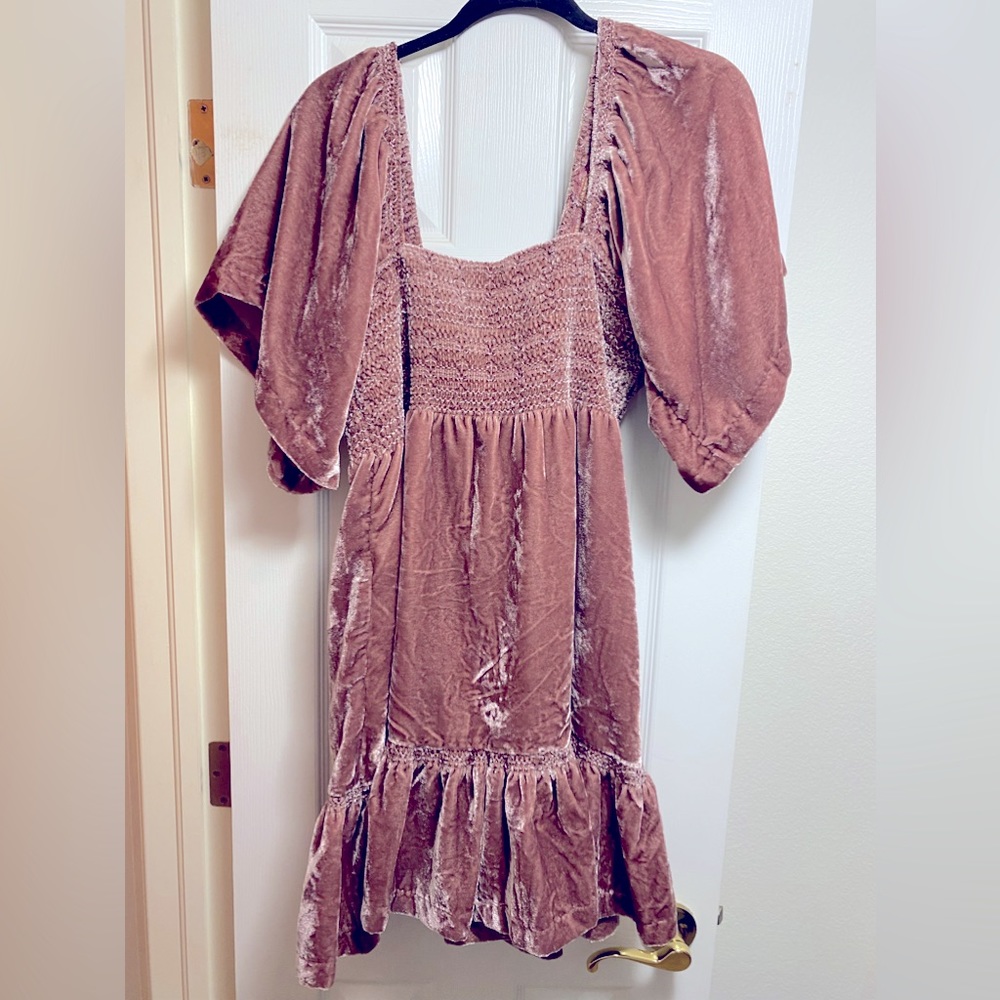 Lovely free people dress with square neck line in rose colored velvet. Size L